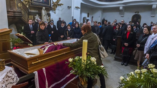 Lid se v ptek louili se zesnulm kardinlem Miloslavem Vlkem v kostele sv. Benedikta na Hradanskm nmst v Praze (24. bezna 2016)