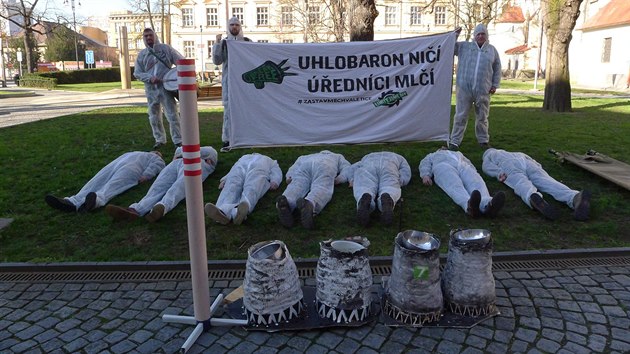 Happeningem pi vstupu do Krajskho adu v Pardubicch protestovali aktivist proti postupu jeho ednk ped dvma lety. To prodlouili provoz tetho a tvrtho bloku.