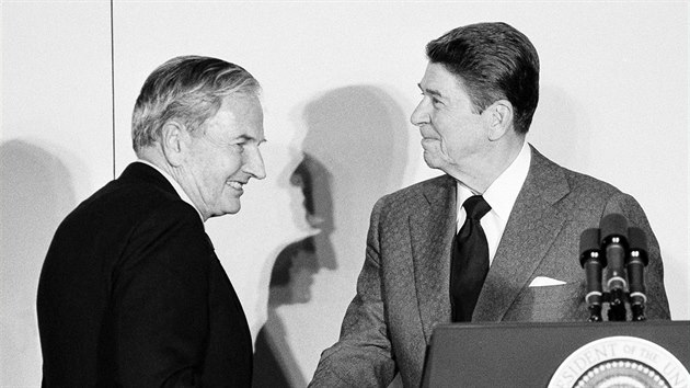 Americk finannk David Rockefeller (vlevo) pi setkn s prezidentem Ronaldem Reganem (8. kvtna 1984)