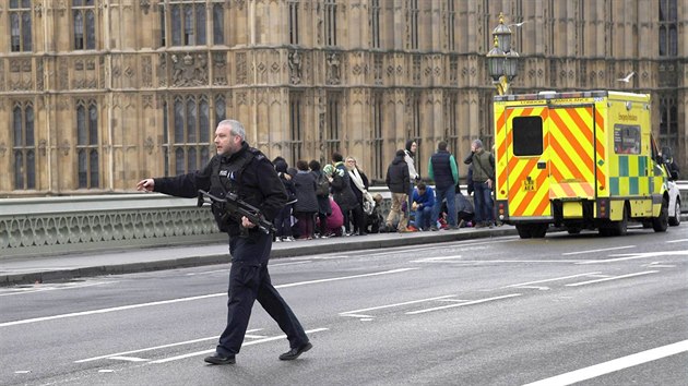 Ped budovou britskho parlamentu se stlelo. Mu vyzbrojen noem se pokusil dostat do parlamentu. Ostraha ho zastelila. (22. bezna 2017)
