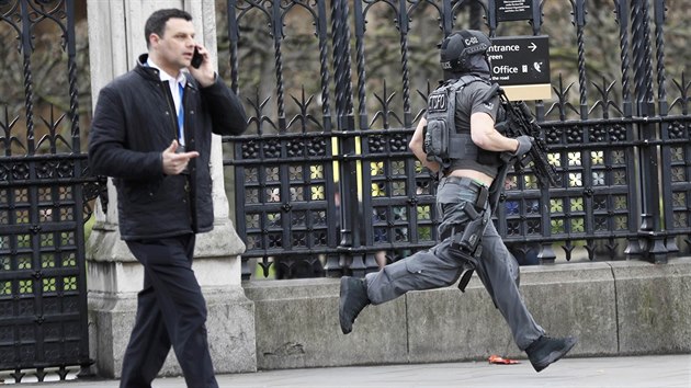 Ped budovou britskho parlamentu se stlelo. Mu vyzbrojen noem se pokusil dostat do parlamentu. Ostraha ho zastelila. (22. bezna 2017)