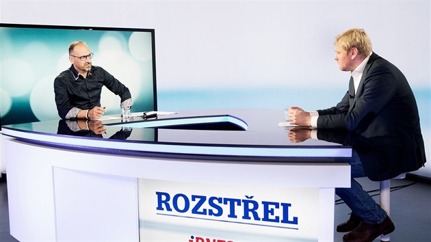 Hynek Charous (vlevo) a modertor Jaroslav Plesl v diskusnm poadu Rozstel.