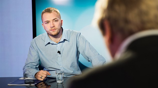 Jakub norbert z mezinrodn studentsk organizace AIESEC hostem diskusnho poadu Rozstel. (28. bezna 2017)