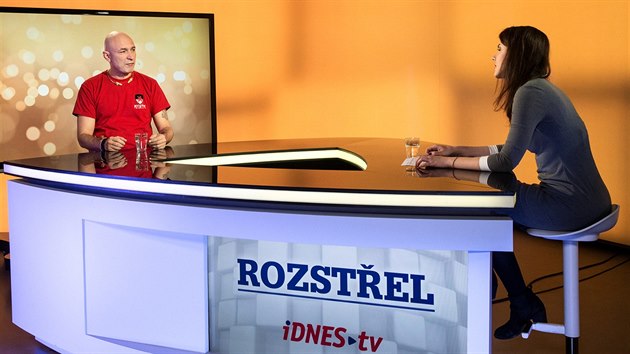 Daniel Landa a modertorka Monika Zavelov v diskusnm poadu Rozstel. (28. bezna 2017)