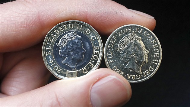 Nov (vlevo) a star britsk jednolibrov mince. (28. bezna 2017)