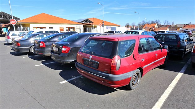 Nmeck auto bez registranch znaek odstaven na parkoviti za obchodnm centrem Dragoun v Chebu. (28. bezna 2017)