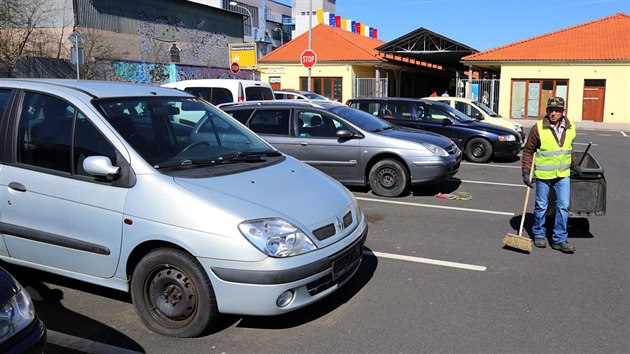 Nmeck auta bez registranch znaek odstaven na parkoviti za obchodnm centrem Dragoun v Chebu. (28. bezna 2017)