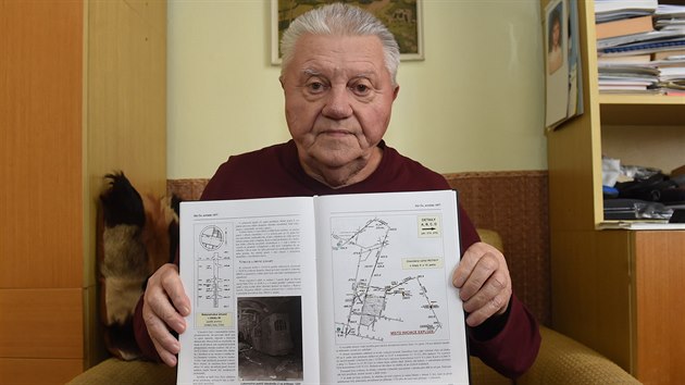 Jaroslav Minka z Havova ukazuje knihu Memento dlnch nehod v eskm hornictv, ve kter je popsno i netst v Dole SA Karvin v roce 1977.
