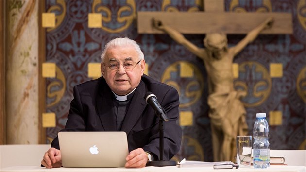 Miloslav Vlk se narodil v roce 1932 v Lnici na Psecku. V letech 199091 byl biskupem eskobudjovickm. Snmek je z listopadu 2014, kdy pijel do Budjovic na konferenci Crkev - znamen jednoty.