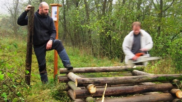 Hadnk tvoen z dubovch kl je nco jako dlouhodob kompost, kter se nepehazuje a postupn se dopluje o vtve a poseenou hmotu. Me tak poskytnout a zlepit podmnky pro uovky i jetrky.