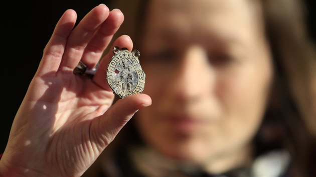 Lenka Sedlkov ukazuje jeden z nlez, kter pi vykopvkch ve Vesel ulici objevili archeologov z brnnsk spolenosti Archaia.