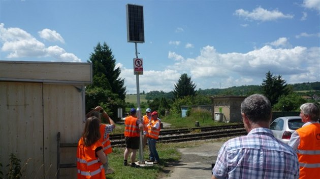 Firma AK Signal testuje v brnnskm Starm Lskovci zazen, kter varuje ped neleglnm pechzenm trati.