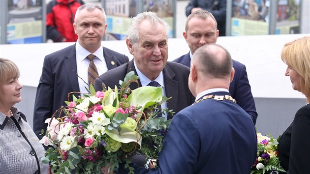 Snmek z prvnho dne nvtvy prezidenta Miloe Zemana v Olomouckm kraji. Vt ho hejtman Ladislav Okletk. (20. bezna 2017)