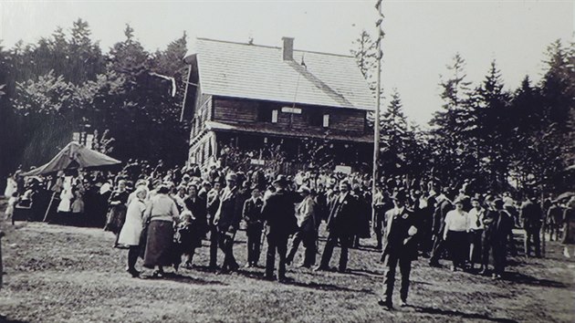 Slavnostn oteven druh chaty na enku v roce 1923.