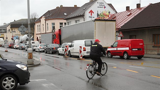 Doprava v havlkobrodsk Humpoleck ulici je sten omezena u od poloviny bezna. Dvodem jsou prce na odstrann havrie vodovodu. Oprava povrchu vozovky, kterou plnuje editelstv silnic a dlnic, by se mla uskutenit od kvtna do poloviny przdnin.