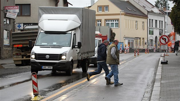 Doprava v havlkobrodsk Humpoleck ulici je sten omezena u od poloviny bezna. Dvodem jsou prce na odstrann havrie vodovodu. Oprava povrchu vozovky, kterou plnuje editelstv silnic a dlnic, by se mla uskutenit od kvtna do poloviny przdnin.