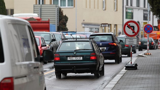 Doprava v havlkobrodsk Humpoleck ulici je sten omezena u od poloviny bezna. Dvodem jsou prce na odstrann havrie vodovodu. Oprava povrchu vozovky, kterou plnuje editelstv silnic a dlnic, by se mla uskutenit od kvtna do poloviny przdnin.