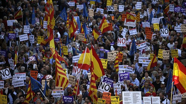 Nkolik tisc lid demonstrovalo v nedli v ulicch Barcelony proti snahm separatist o odtren Katalnska od panlska (19. bezna 2017)