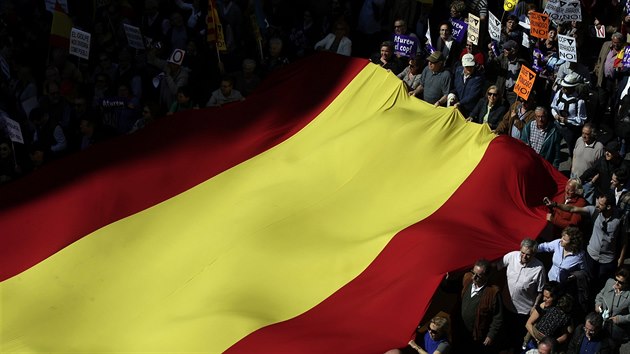 Nkolik tisc lid demonstrovalo v nedli v ulicch Barcelony proti snahm separatist o odtren Katalnska od panlska (19. bezna 2017)