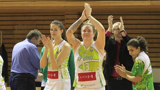 Basketbalistky KP Brno slav vtzstv. Zleva Veronika Remenrov, Marina Solopovov a Reem Moussaov. Druh zprava trenr Marian Svoboda.