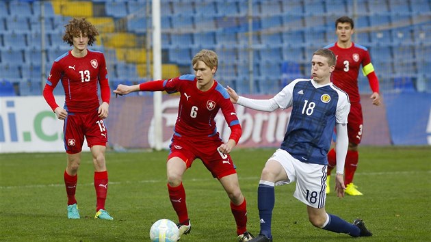 Emil Tischler v dresu fotbalov reprezentace do 19 let v utkn proti Skotsku.