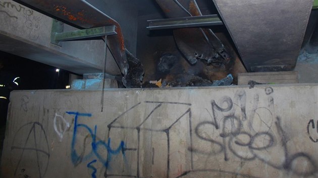 Bezdomovci pod Paprenskou lvkou v Plzni rozdlali ohe, kter pokodil rozvody elektiny. (21. bezna 2017)