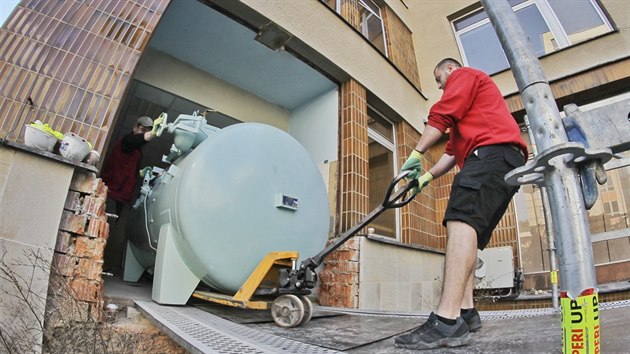 Hyperbarick komora u ve Fakultn nemocnici v Plzni na Lochotn doslouila. Technici ji s pomoc jebu vysthovali a pevezou ji do Nrodnho technickho muzea v Praze. (29. bezna 2017)