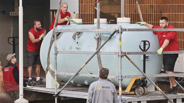 Hyperbarick komora u ve Fakultn nemocnici v Plzni na Lochotn doslouila. Technici ji s pomoc jebu vysthovali a pevezou ji do Nrodnho technickho muzea v Praze. (29. bezna 2017)