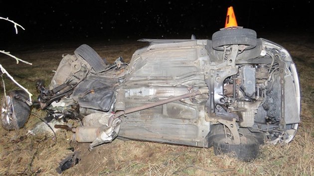 Osobn auto u Zdounek na Kromsku narazilo do dvou strom.