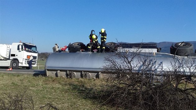 Nehoda cisterny pevejc naftu mezi Bystic pod Hostnem a Loukovem na Kromsku.