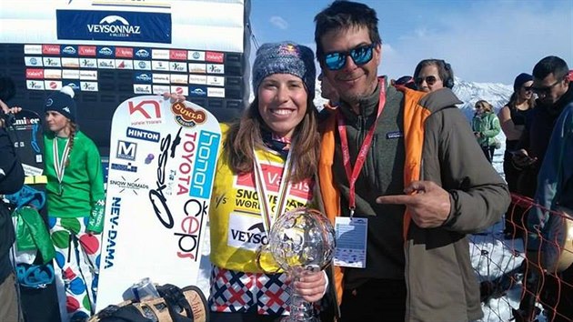 Eva Samkov s trofej pro vtzku Svtovho pohru ve snowboardcrossu.