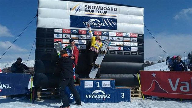 Eva Samkov na stupnch vtz ve Veysonnaz s trofej pro vtzku Svtovho pohru ve snowboardcrossu.