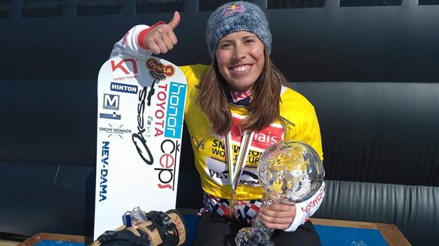 Eva Samkov  s trofej pro vtzku Svtovho pohru ve snowboardcrossu.