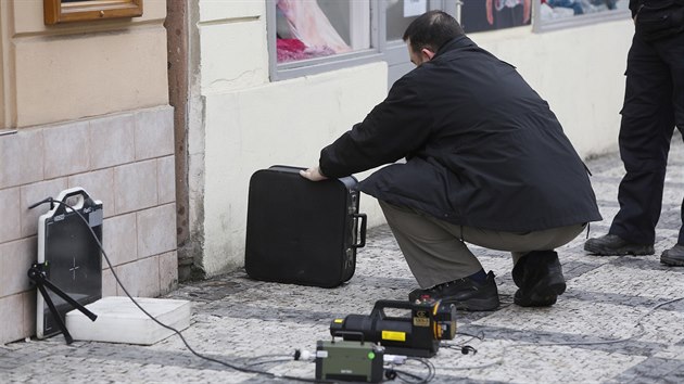 Na Andlu zasahuje pyrotechnik u podezelho kufru, dopravn podnik odklnla tramvaje pes Radlickou. (22.3.2017)