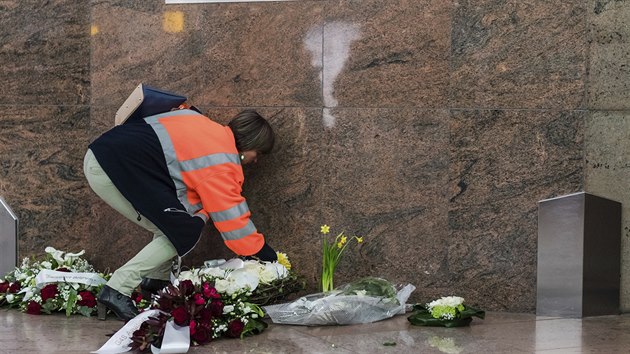 Na bruselskm letiti si lid pipomnli ron vro teroristickch tok (22. bezna 2017).