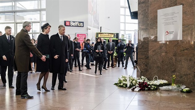 Belgick krl Filip a krlovna Mathilde bhem pietnho obadu na pamtku obt teroristickch toku v Bruselu (22. bezna 2017).