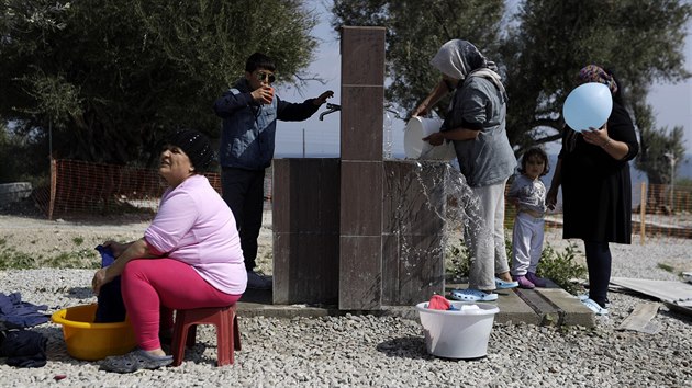 Na eckm ostrov Lesbos zstvaj uvznny tisce uprchlk. Nkte z nich pebvaj v uprchlickm tboe Moria, jin si nali psteek v oputnch tovrnch (16. bezna 2017).