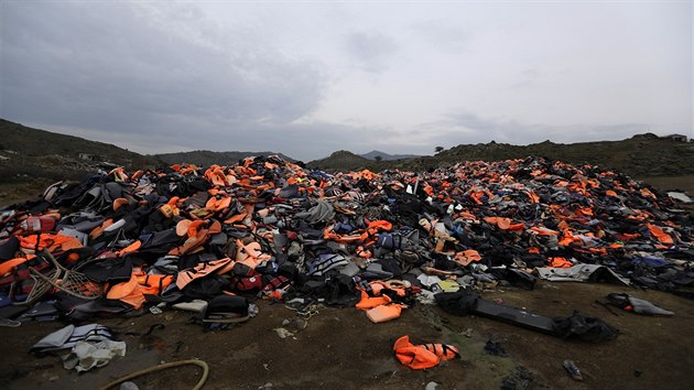 Pouit zchrann vesty na ostrov Lesbos pipomnaj tisce uprchlk, kte na ostrov pipluli z Turecka (16. bezna 2017).