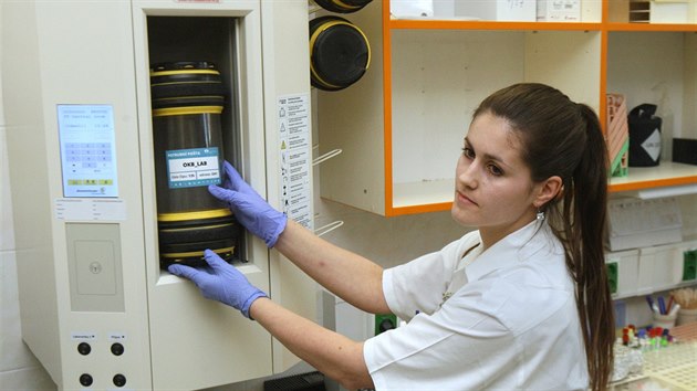 Olomouck fakultn nemocnice pedstavila svj nov systm potrubn poty, kter vrazn zrychluje pepravu vzork i dokument po arelu. Na snmku vklad laboratorn asistentka Petra Kuerov jedno z 350 pouzder do pepravn stanice.