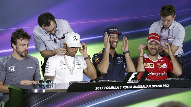 Fernando Alonso, Lewis Hamilton, Daniel Ricciardo a Sebastian Vettel (zleva) se chystaj na tiskovou konferenci.