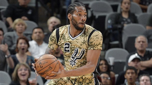 Kawhi Leonard ze San Antonia ve vojensk alternativ dres.