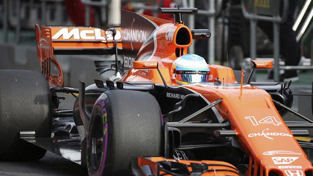 Fernando Alonso ve voze stje McLaren bhem trninku na Velkou cenu Austrlie..