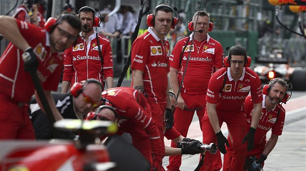 Mechanici stje Ferrari bhem trninku na Velkou cenu Austrlie.