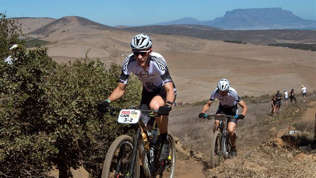 Jaroslav Kulhav (vlevo) a Christoph Sauser  v zvod Cape Epic.