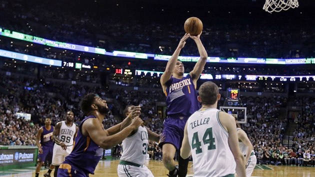 Devin Booker z Phoenixu stl na ko Bostonu, sleduje ho Tyler Zeller.