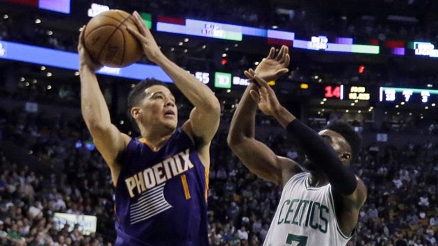 Devin Booker (vlevo) z Phoenixu v njezdu kolem Jaylena Browna z Bostonu.