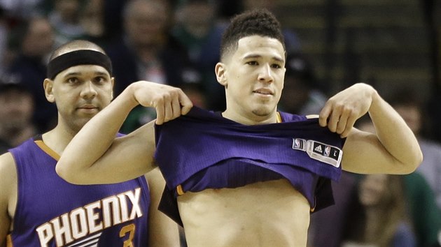 Devin Booker (vpravo) odchz spolu s Jaredem Dudleym ze scny zpasu jejich Phoenixu v Bostonu.