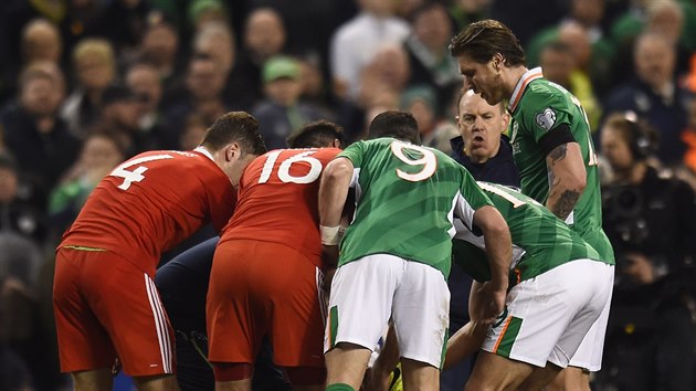 Fotbalist z Irska i Walesu se sklnj nad zrannm Seamusem Colemanem.