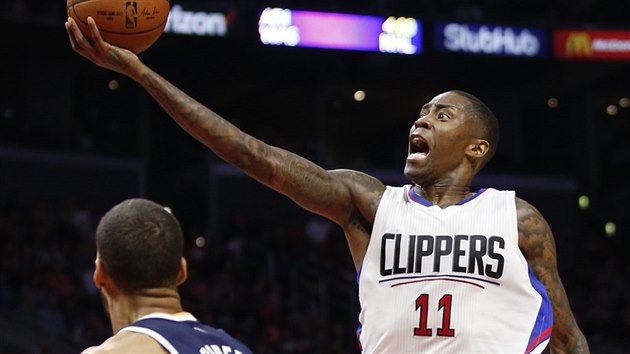 Jamal Crawford z LA Clippers zakonuje na ko  Utahu, sleduje ho francouzsk duo Rudy Gobert (vlevo) a Boris Diaw.