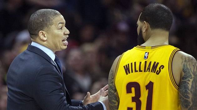 Tyronn Lue, trenr Clevelandu, usmruje rozehrvae Derona Williamse.